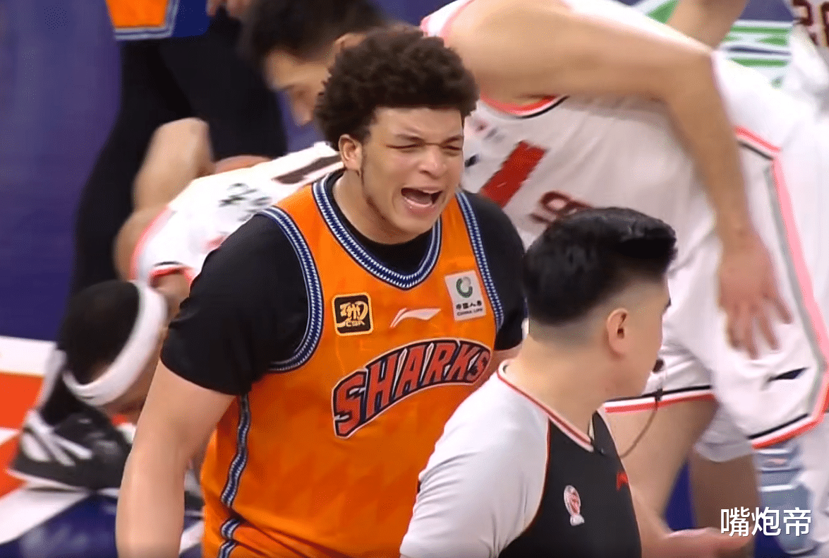 裁判判罚被质疑,引发球队抗议事件怎么处理